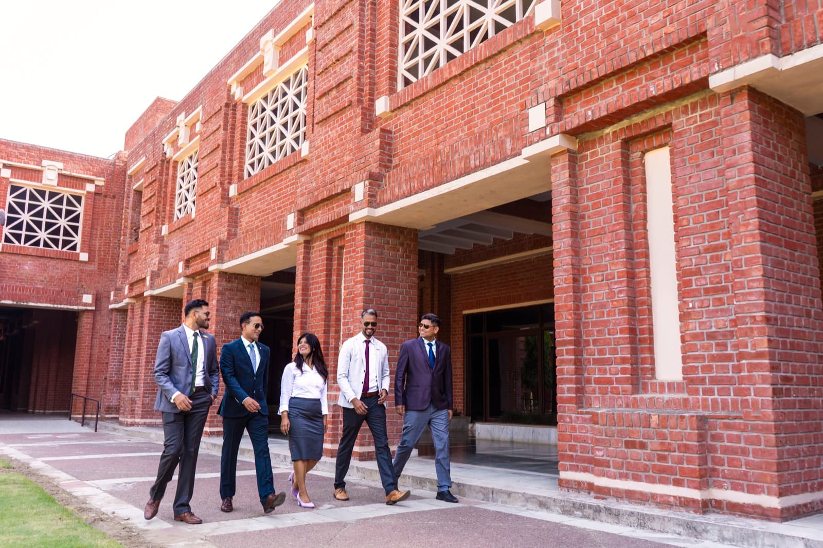 An executive cohort walking through the IIM Lucknow campus